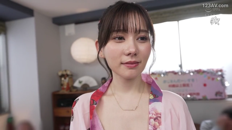 室内 · 单人 · 站立 · 微笑 · ネックレス · 注視 · 头像特写 · 粉色浴衣