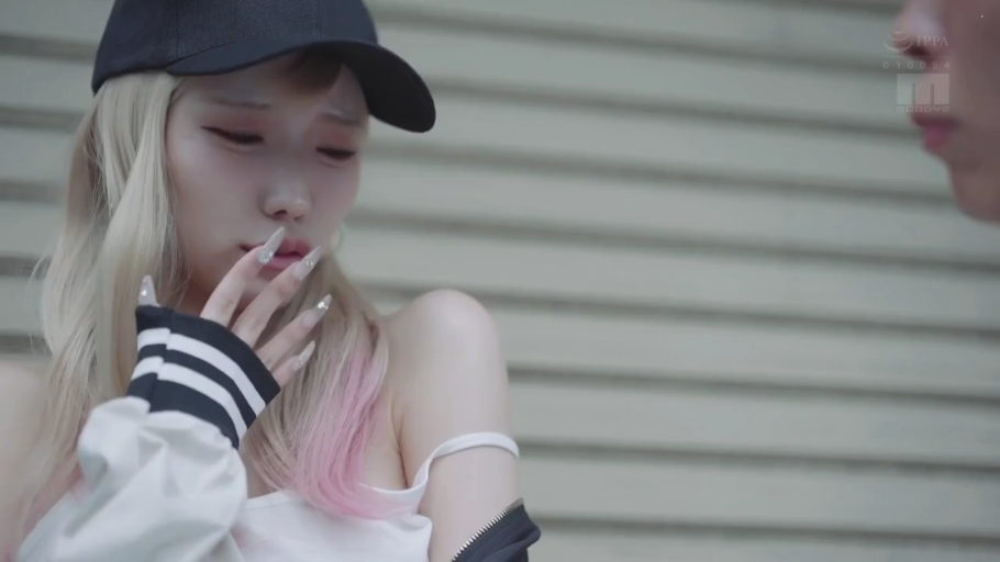 站立 · 棒球帽 · 胸部以上特写 · 忧郁委屈 · 长美甲 · 户外墙边 · 低头遮掩 · 金粉色长发