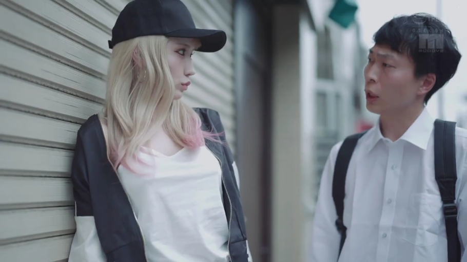 中景 · 对话 · 剧情 · 街道 · 靠墙 · 傲慢 · 休闲服 · 背包