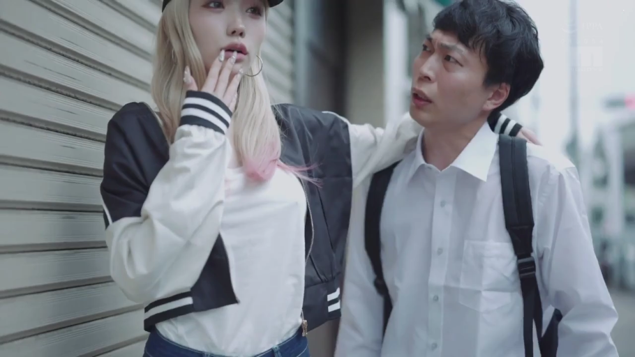 中景 · 困惑 · 搭讪 · 金发 · 搂抱 · 双肩包 · 户外街道 · 棒球夹克