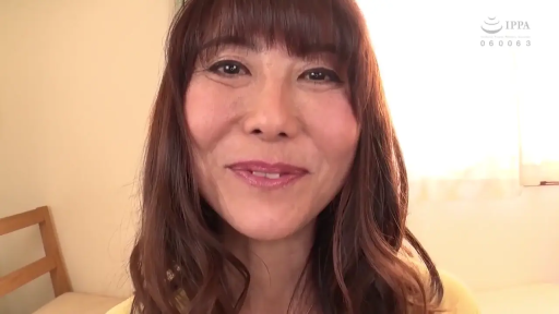 脸部特写 · 卧室 · 温柔 · 熟女 · 黄色上衣 · 正面坐姿 · 微笑看镜头 · 床头架