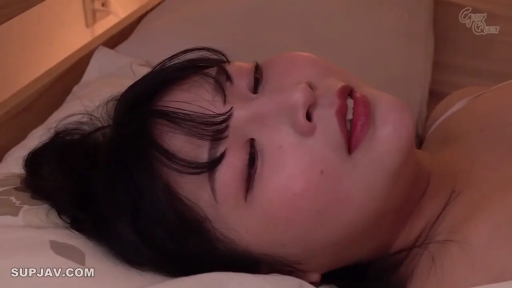站立 · 摆拍 · 远景 · 多人 · 兴奋 · 长椅 · 高叉连体衣 · 诊所