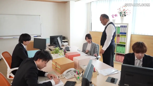 坐姿 · 严肃 · 办公室 · 办公桌 · 全景 · 职业装 · 办公 · 职场