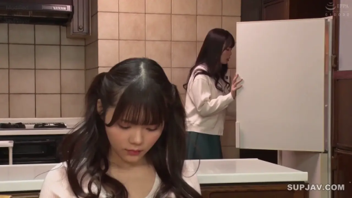 制服 · 頭を下げる · 集中 · 中景 · キッチン · 双马尾 · 冰箱 · 开启冰箱