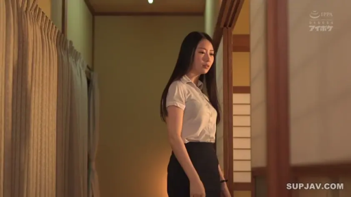 站立 · 腿部 · 街拍 · 街头 · 购物袋 · 步行 · 红衣碎花裙