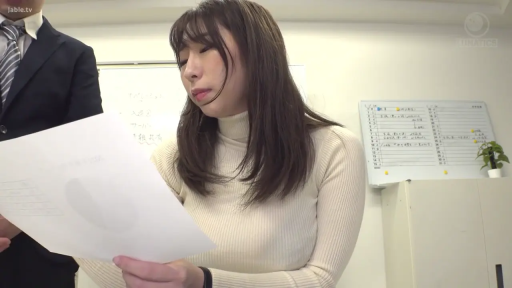 座り姿勢 · 集中 · 办公室 · 上半身 · OL · 白板 · 阅读文件 · 高领紧身毛衣