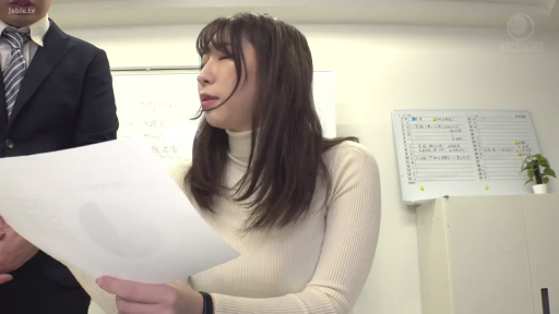 专注 · 办公室 · 站立 · 职场OL · 白色高领毛衣 · 看文件 · 报表