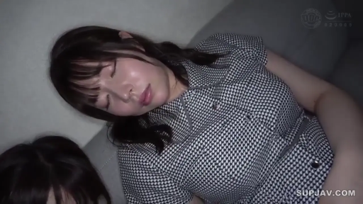 Indoor · Close your eyes · Sofa · 面部特写 · Dim lights · Side-lying · sleep · 千鸟格衬衫