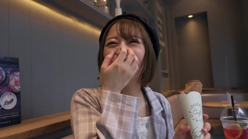 坐姿 · 半身特写 · 格子外套 · 咖啡店 · 拿可丽饼