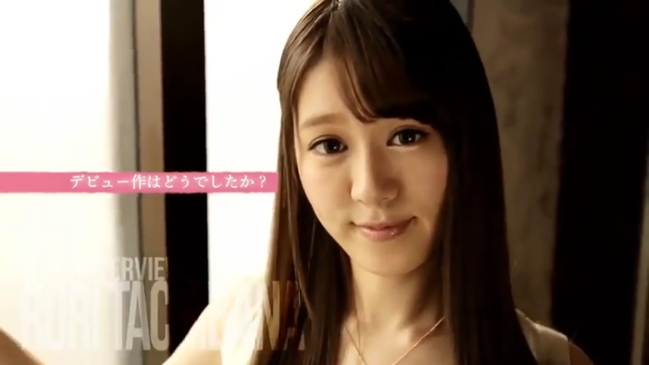 室内 · 微笑 · 注视 · 文字 · 头部特写 · 正面 · 浅色上衣 · 采访