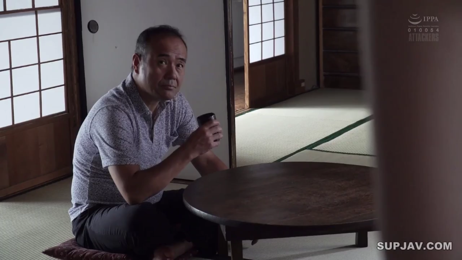 和室 · 中景 · 平靜 · 盘腿坐 · 中年男子 · 短袖襯衫 · 圆桌 · 喝茶