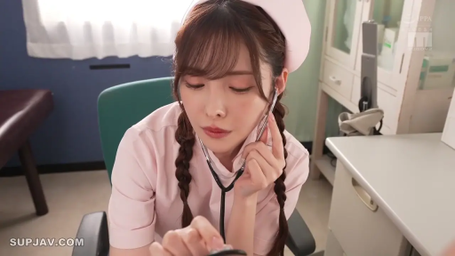 坐姿 · 聚餐 · 围裙 · 全景 · 微笑 · 玻璃杯 · 餐厅 · 水印