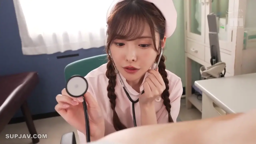 坐姿 · 女性 · 全裸 · 卧室 · 中景 · 床 · 笑容 · 互动