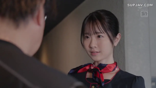 室内 · 面部 · 站立 · 微笑 · 职业装 · 注视 · 丝巾 · 浅景深