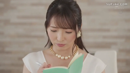 室内 · 坐姿 · 专注 · 面部特写 · 长发 · 白色无袖上衣 · 书写 · 笔记本