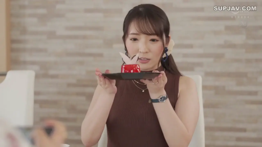 坐姿 · 专注 · 上半身 · 室内餐厅 · 长发淑女 · 棕色无袖高领针织衫 · 托举甜点 · 红色甜点