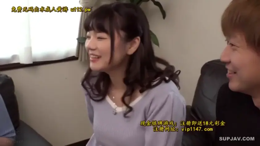 坐姿 · 交谈 · 中景 · 沙发 · 客厅 · 访谈 · 开心 · 紫色长袖