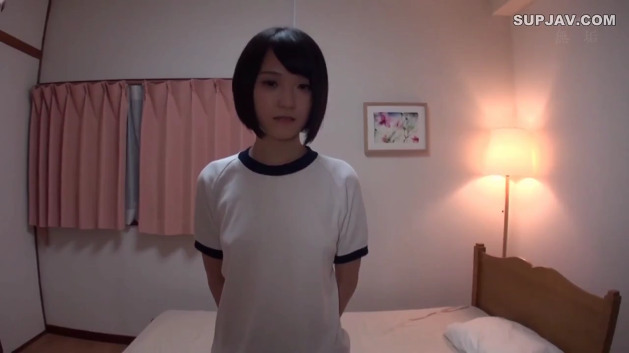 卧室 · 站立 · 面对镜头 · 台灯 · 半身 · 平淡 · 短发 · 体操服