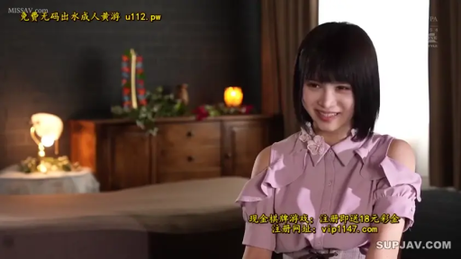 Indoor · Sitting Posture · Smile · Desk lamp · Half-body · 喜悦 · Pink shirt