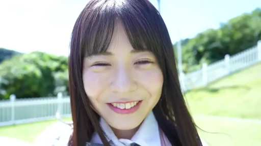 室内 · 交谈 · 脸部 · 常服 · 侧头 · 棕发 · 露齿笑