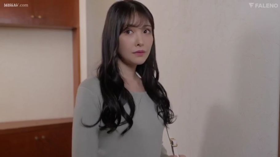 室内 · 站立 · 中景 · 注视 · 长发 · 惊讶 · 单肩包 · 浅绿色长袖上衣