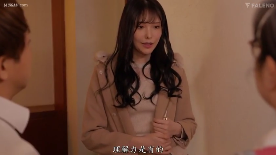 室内 · 站立 · 平静 · 对话 · 上身 · 剧情片 · 休闲大衣