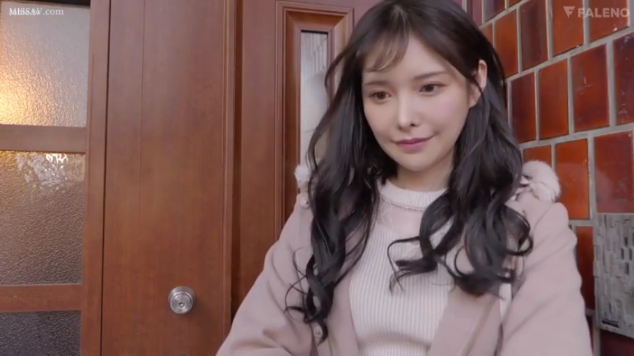 站立 · 微笑 · 半身 · 长发 · 浅色大衣 · 等待 · 住宅门口