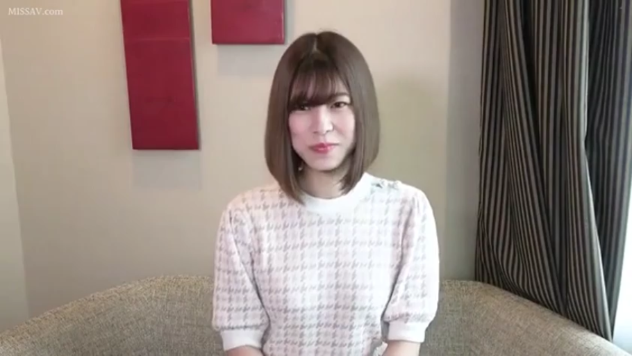 Medium shot · Smile · Sit properly. · 谈话 · Indoor sofa · 千鸟格短袖 · 素人单体