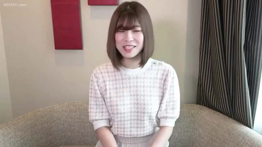 Indoor · Sitting Posture · Sofa · Smile · Half-body close-up · Sweater · 短发 · 自述