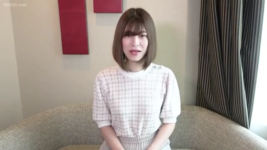 面部 · 平静 · 项链 · 酒瓶 · 注视 · 酒吧 · 正面 · 裸肩