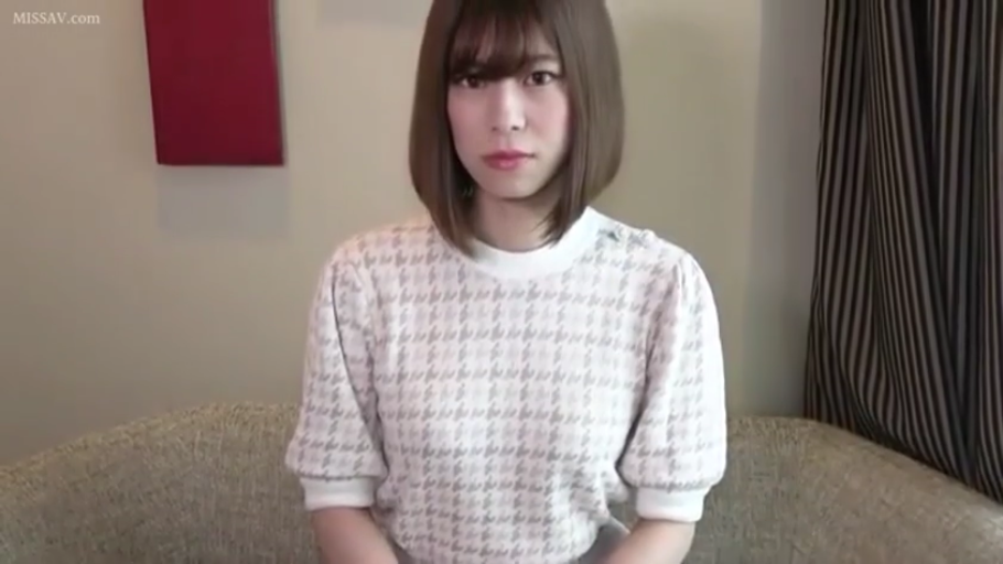 Indoor · Sitting Posture · 平静 · Half-body · Sweater · 短发 · Stare at the lens