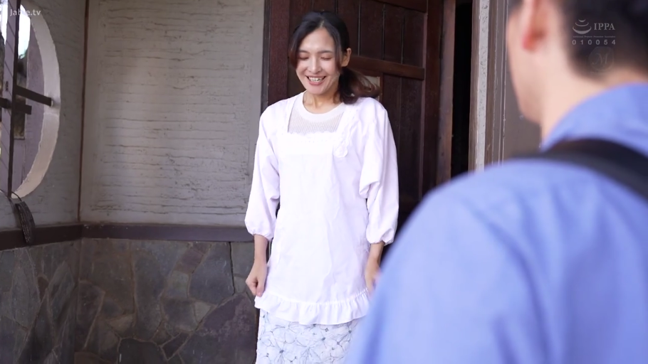 站立 · 中景 · 微笑 · 交流 · 熟女 · 门口 · 围裙