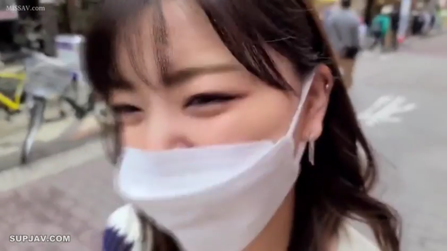 脸部特写 · 站立 · 户外 · 休闲服