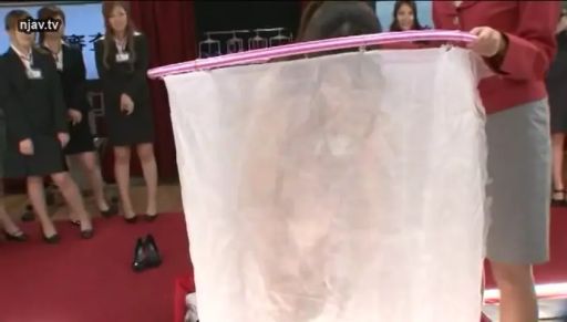 站立 · 展示 · 中景 · 自然 · 室内摄影棚 · 职业装 · 日本综艺 · 白布幕