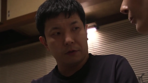 室内 · 面部特写 · 黑色上衣 · 注视行为 · 严肃表情 · 侧身姿势