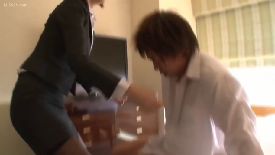 俯身 · 中景 · 酒店房间 · 自然 · 职业装 · OL · 互动 · 电视