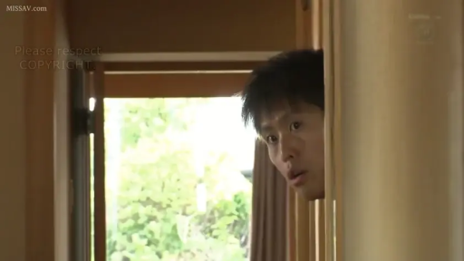 室內 · 面部 · 劇情 · 注視 · 居家服 · 惊讶 · 门 · 偷窥