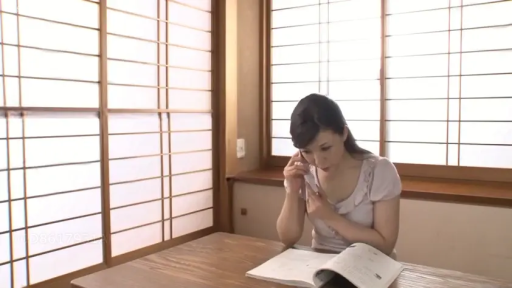 坐姿 · 专注 · 和室 · 中景 · 居家 · 手机 · 打电话 · 浅色短袖上衣