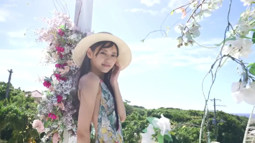 摆拍 · 微笑 · 半身 · 屋外 · 花柄のワンピース · 草帽 · 横に振り返る