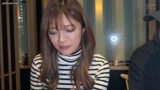 Indoor · Sitting Posture · Half-body close-up · 条纹高领毛衣