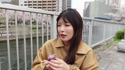 座り姿勢 · 中景 · 食物 · 自然表情 · 樱花背景 · 户外河畔 · 棕色外衣 · 拿着食物