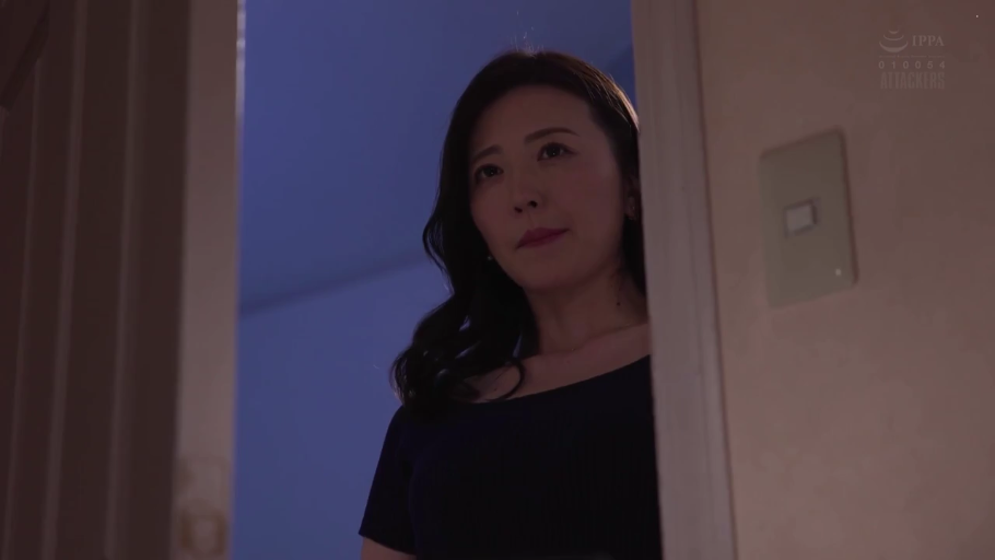 门框 · 凝视 · 熟女 · 头部特写 · 黑色上衣 · 侧身站立 · 严肃表情 · 房间门口