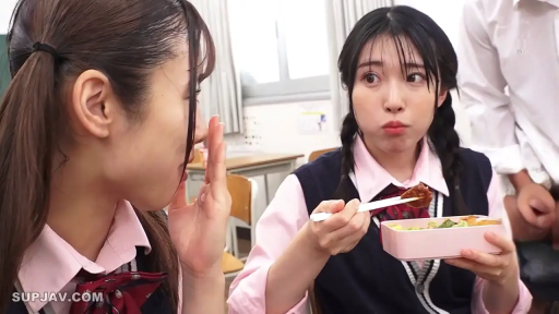 坐姿 · 校服 · 教室 · 中景 · 惊讶 · 校园题材 · 吃东西 · 便当