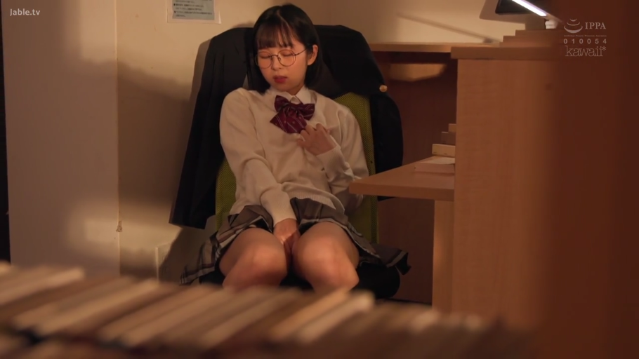 坐姿 · 眼镜 · 迷离 · 中景 · 自慰 · JK制服 · 书房 · 日本女优
