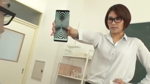 教室 · 眼镜 · 站立 · 中景 · 白衬衫 · 手机 · 展示手机 · 严厉