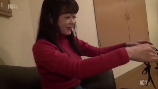 室内 · 坐姿 · 微笑 · 红色高领毛衣 · 展示内裤 · 黑色蕾丝内裤