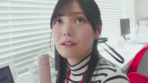 室内 · 坐姿 · 脸部 · 办公室 · 电脑 · 仰视 · 惊讶 · 条纹毛衣