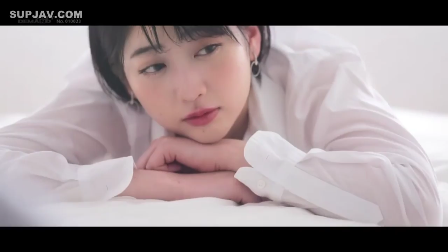 室内 · 憂鬱 · 白衬衫 · 特写 · うつ伏せ · 布団 · 休息 · 人像摄影