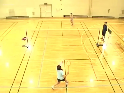 集中 · 遠景 · 短裤 · 挥拍 · 打羽毛球 · 球网 · 羽毛球馆 · 体育竞技