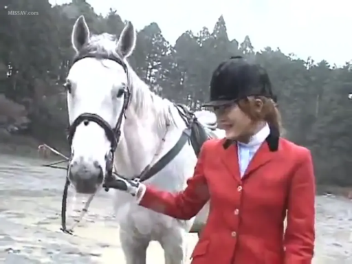 半身 · 开心 · 微笑互动 · 红色马术服 · 户外马场 · 站立牵马 · 马匹